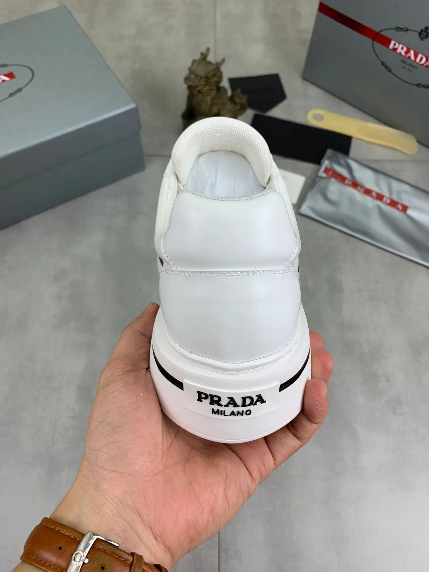 Men's shoes 💰P580 new (higher version) new models are available at PRADA counters simultaneously, new men's shoes, 😘 fabrics are selected from original calfskin. First layer of imported silk cowhide lining. The original version is awesome! 👍🏿Original open-molded non-slip PU outsole, with exquisite lines, simple and elegant, super comfortable and classy on foot, suitable for leisure travel. Code number: 38 to 44 (45 customized) 4️⃣ colors available